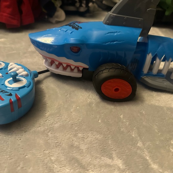Remote control shark - Picture 3 of 4